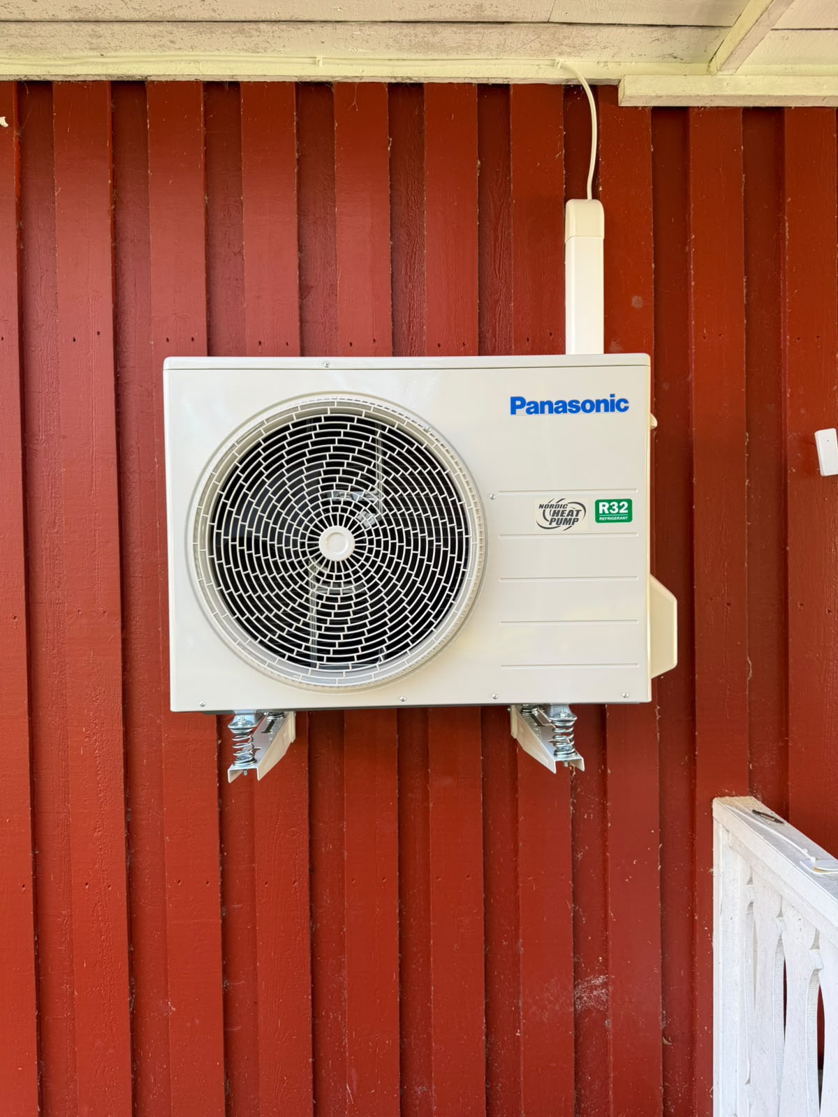 Panasonic HZ25 utedel monterad på röd träfasad i Boden av MH Värmepumpar